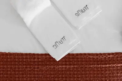 two white napkins on top of a red blanket at Sittium in Porto