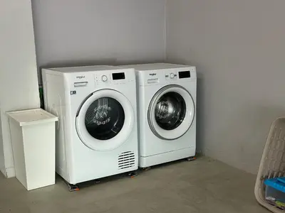 a washing machine and a dryer in a room at Urban Views - ML Apart Inspired by Palácio de Cristal in Porto
