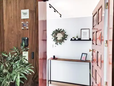 a hallway with a door and a plant at Ninho 424 in Porto
