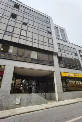 a large building with people standing in the window at Ninho 424 in Porto