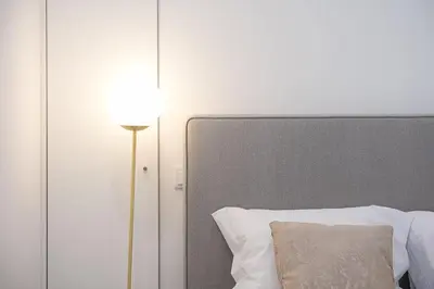 a bedroom with a bed with a lamp next to it at GuestReady - Sedona lodge near Palácio de Cristal in Porto