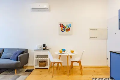 a washer and dryer with a washing machine at Balcony City Views in Porto