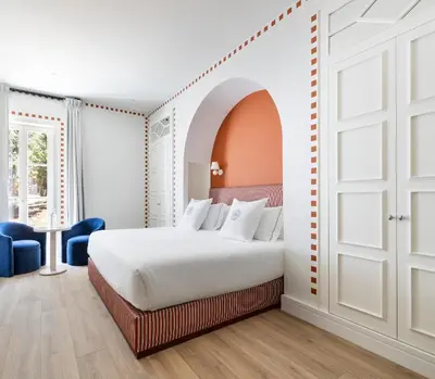 a bedroom with a white bed and a yellow chair at One Shot Palácio Cedofeita in Porto