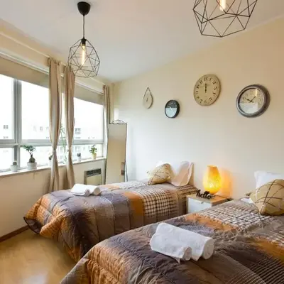 Host Wise - Spacious Trendy Flat w Netflix - Central Location