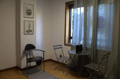 a room with chairs and a table and a window at Jardim do Morro Places in Vila Nova de Gaia