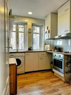 a kitchen with a washing machine and a dishwasher at Figueiroa 10 in Porto