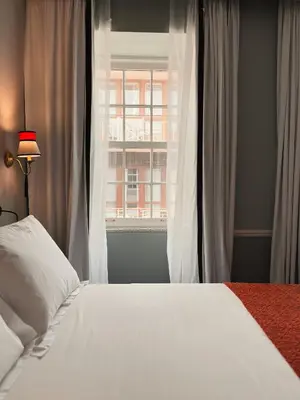 a bedroom with a white bed and a window at GRANDE HOTEL PARIS by STAY HOTELS in Porto