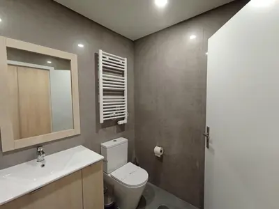 a bathroom with a toilet and a sink and a mirror at 715 Galé Apartment Wi-Fi, Estacionamento in Porto