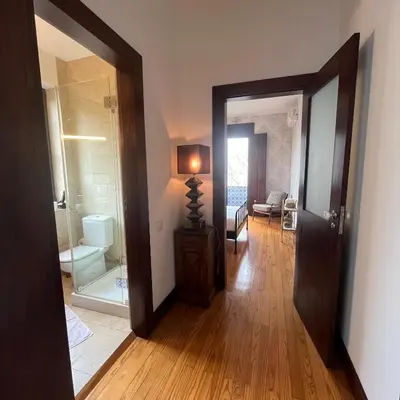 a hallway with a door open to a bathroom at Vila Camélia in Porto