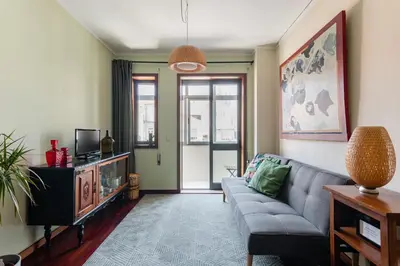a living room with a couch and a tv at Lázaro 2 Bedroom Apartment in Porto