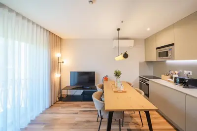 a kitchen and dining room with a table in a room at Feel Porto Firmeza Coworking & Flats in Porto