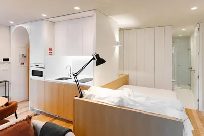 a bedroom with a bed and a kitchen at Feel Porto Corporate Housing Boavista in Porto