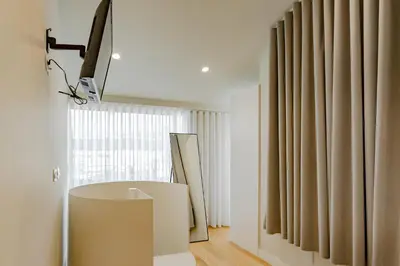 a room with a white table and a window at Feel Porto Corporate Housing Boavista in Porto