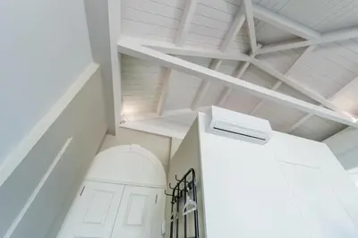 a hallway with a white ceiling and a white door at Frei Yellow Studio in Porto