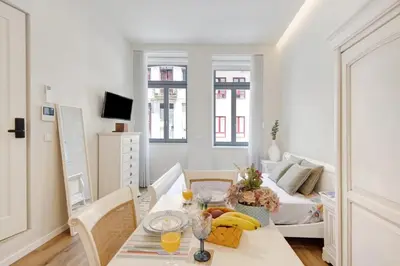 a living room with a table with fruit on it at Porto Bello - Apartamento -1 in Porto