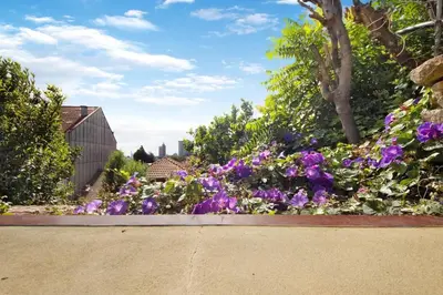 a garden with purple flowers in a yard at Porto Bello - Apartamento - 2 in Porto