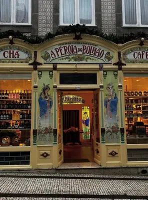 a store front of a building with the door open at Porto Bello - Apartamento - 4 in Porto