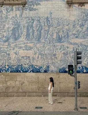 a woman standing in front of a wall with a mural at Porto Bello - Apartamento - 5 in Porto