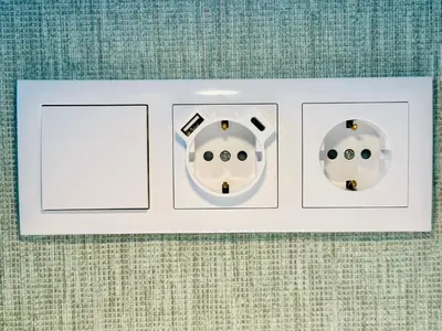 a white electrical socket with four plugs at House Real Companhia 55/53 in Vila Nova de Gaia
