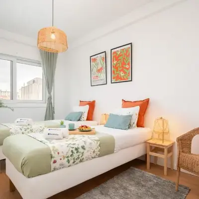 Host Wise - Spacious Modern Flat w Balcony
