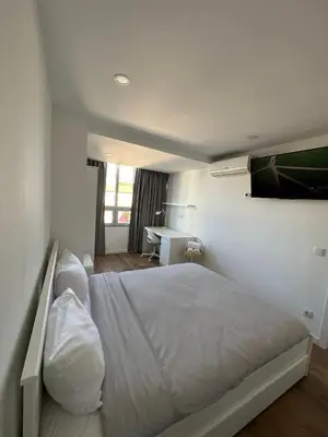 a bedroom with a white bed and a desk at Fantástico T3 Porto - 6 Pessoas - Novo in Porto