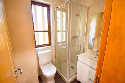 a small room with a desk and a bunk bed at Lindo Vale 412 in Porto