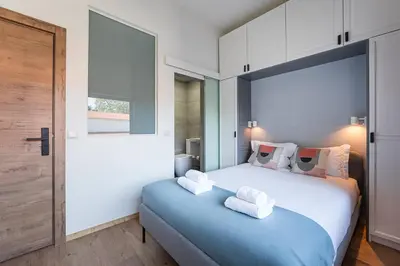 a bedroom with a large bed with white towels on it at GuestReady - Modern Home In Gaia in Vila Nova de Gaia