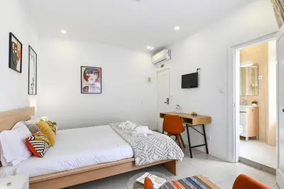 a small bedroom with a bed and a desk at Casa Maya in Porto