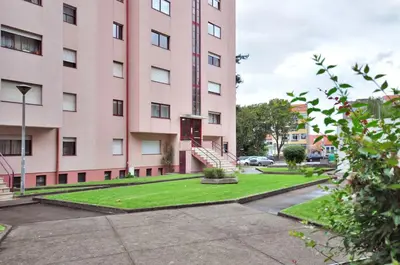 a pink building with grass in front of it at Lips Friendship Shelter in Porto