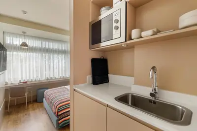 a kitchen with a sink and a microwave at Pelicano in Porto
