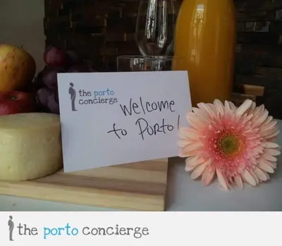 a sign and a flower on a table with fruit at GuestReady - Climbing Loft in Porto