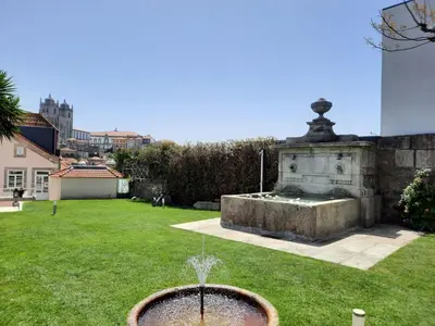 a fountain in the middle of a yard at Oca Flores Hotel Boutique in Porto
