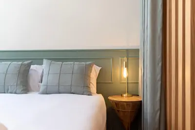 a bedroom with a bed and a lamp on a table at Doispontozero Alegria Green in Porto