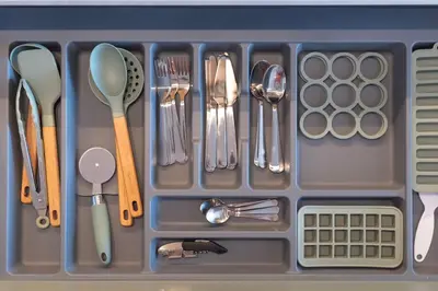 a plastic tray with utensils and forks and spoons at Doispontozero Alegria Green in Porto