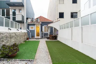 a courtyard in a house with green grass at GuestReady - Le Jardin Secret in Porto