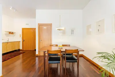 a kitchen and dining room with a table and chairs at Hey Apartments B in Porto
