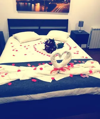 a bed with hearts on it with two pretinyl at Estudio Metro heroismo in Porto
