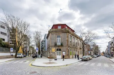 an old building on the corner of a city street at Duque da Terceira Apartment in Porto