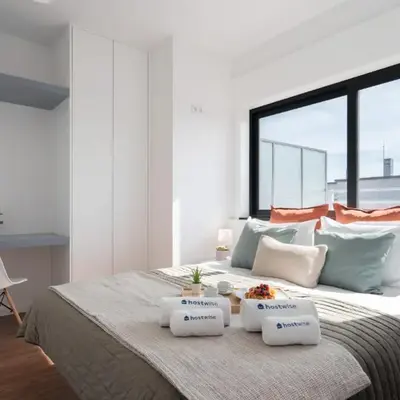 Host Wise - Sunny Bright Flat w Balcony