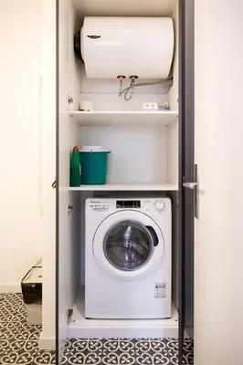 a washer and dryer in a small room at Oporto Vibes - T1 Moderno no Centro do Porto com AC, by HopStays in Porto
