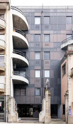 a tall building with a lot of windows at Oporto Vibes - T1 Moderno no Centro do Porto com AC, by HopStays in Porto