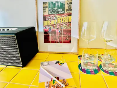a table with two wine glasses and a speaker at DEUXMECS Porto in Porto