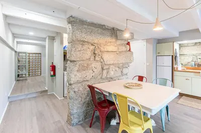 a kitchen and dining room with a table and chairs at GuestReady - Alegria Guesthouse in Porto