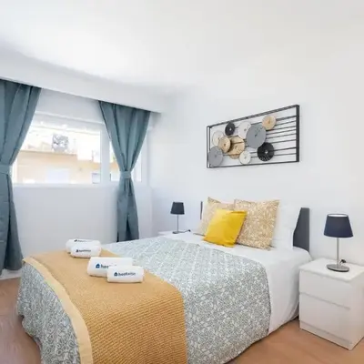 Host Wise - Sweet Sunny Flat with Balcony