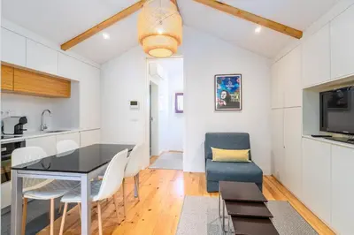 a kitchen and dining room with a table and chairs at Catedral da Sé Apartment in Porto