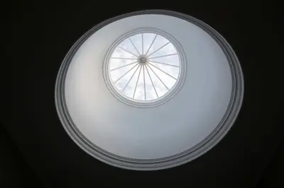 a round window in the ceiling of a room at Porto Vintage Guesthouse in Porto