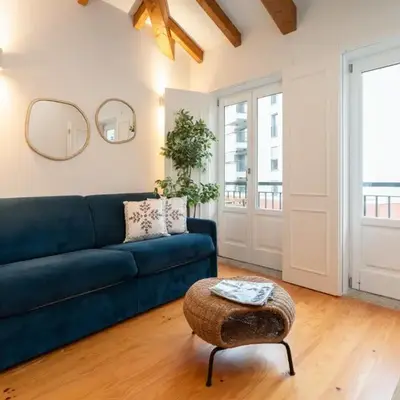 HostWise - Stylish Retreat in Porto's Heart