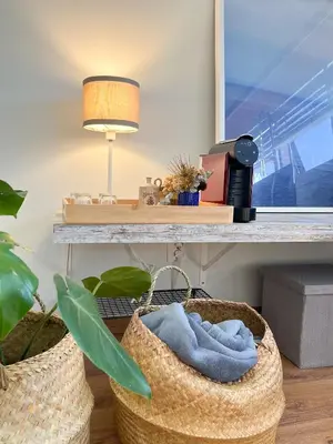 a table with a towel in a basket under a desk at Casa Sophia in Porto