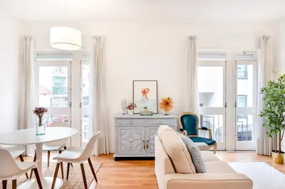 a living room with a table and chairs at ViVA Bright & Spacious Gaia in Vila Nova de Gaia