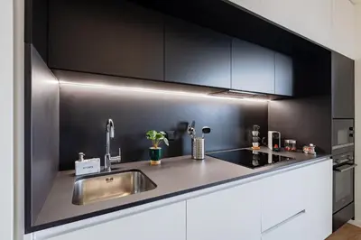 a living room with a blue couch and a kitchen at Antas Green Executive in Porto